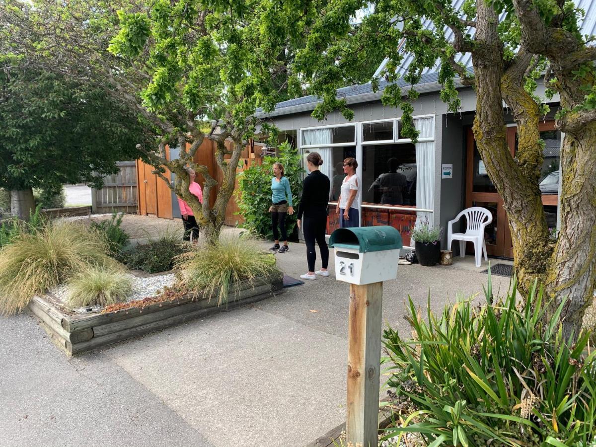 Wanaka Backpackers Bothy Hostel ภายนอก รูปภาพ